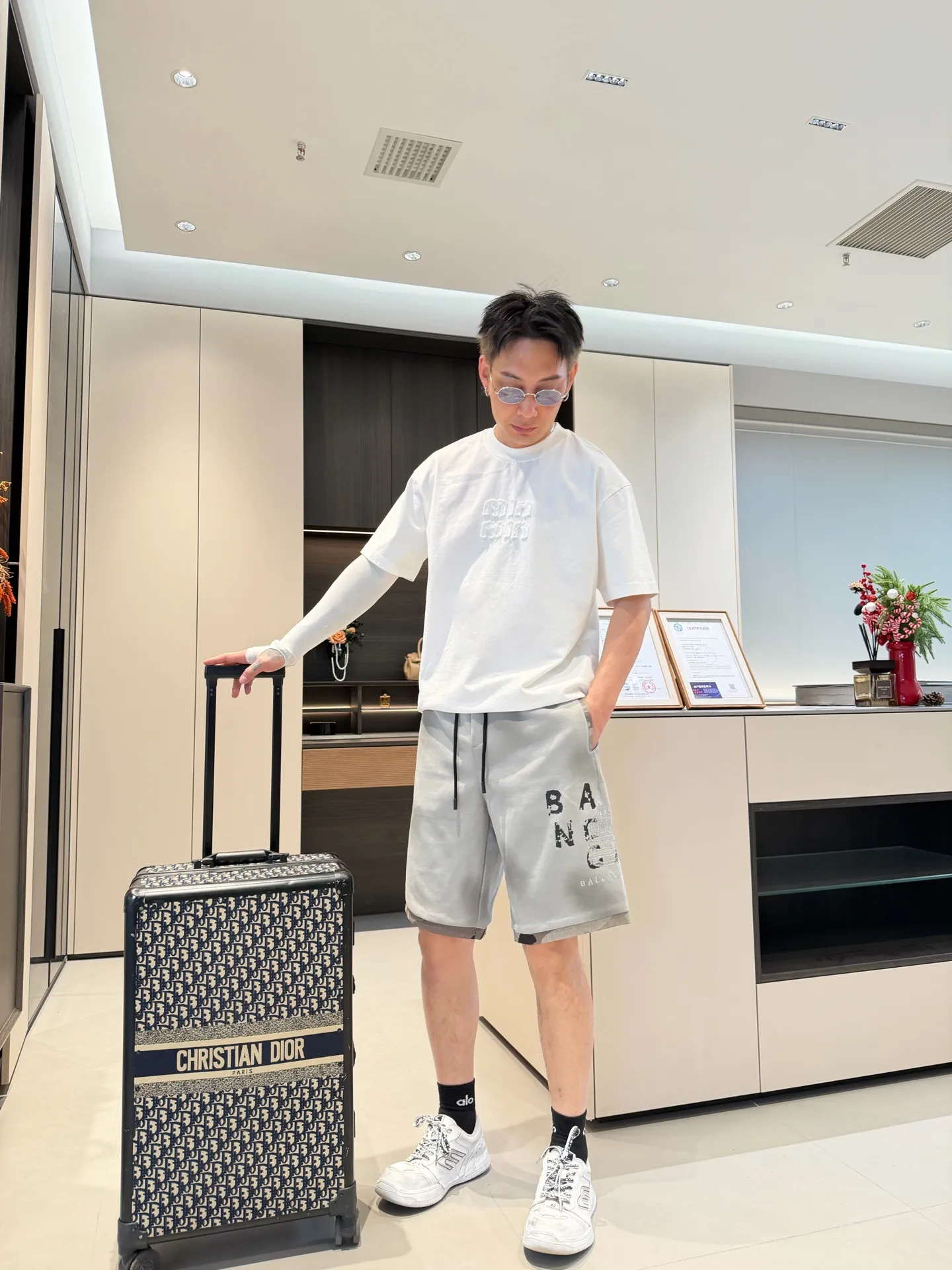 Balenciaga's three-standard complete 2026 summer New Arrival men's casual shorts, advanced custom-made Breathable fabric, Breathable fabric, extremely stretchy and comfortable, impeccable details, top-grade accessories, original logo design concept, delicate and soft feel! The upper body fit is awesome! Size: M-XXXL Please state your height and weight when ordering